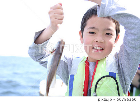 釣りをする小学生 釣りをする小学生 50786360