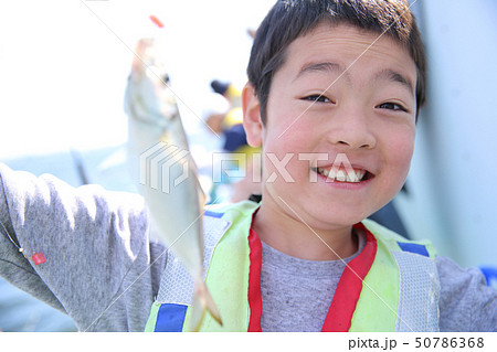 釣りをする小学生 釣りをする小学生 50786368