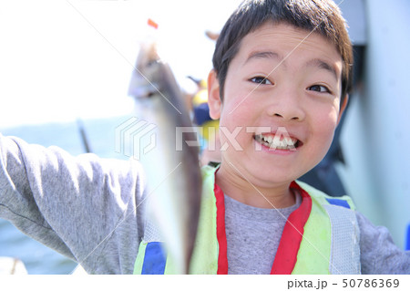 釣りをする小学生 釣りをする小学生 50786369