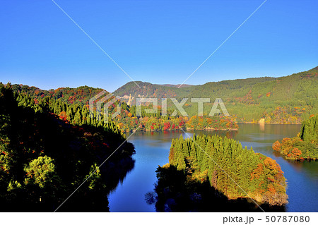 美しい絶景の紅葉風景 Autumn scenery with beautiful scenery 50787080