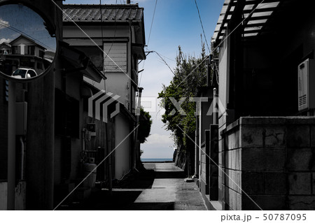 海へ続く道 50787095