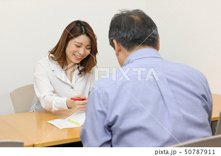 接客するOLイメージ 50787911