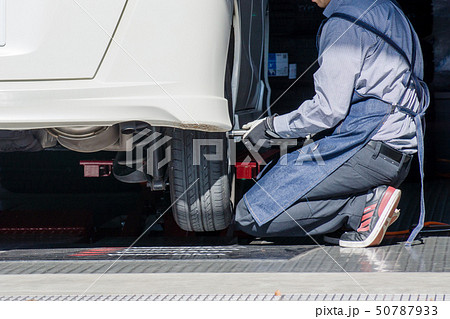 タイヤ交換の作業風景 タイヤ交換の作業風景 50787933