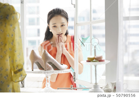 女性　ショッピング 50790556
