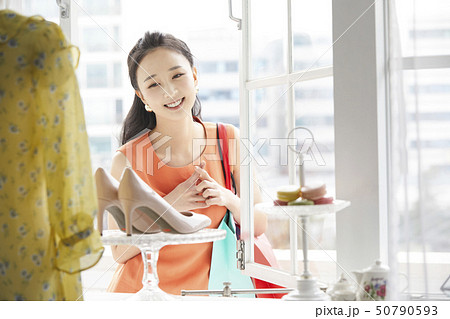 女性　ショッピング 50790593