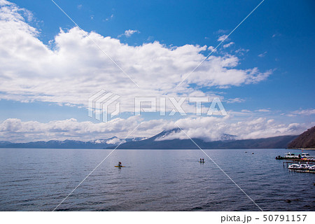 北海道 支笏湖 ペダルボート あめんぼうを楽しむ人の写真素材