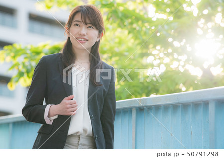 ビジネスウーマン 日本人女性 街 都会 屋外 ビジネスウーマン 日本人女性 街 都会 屋外 50791298