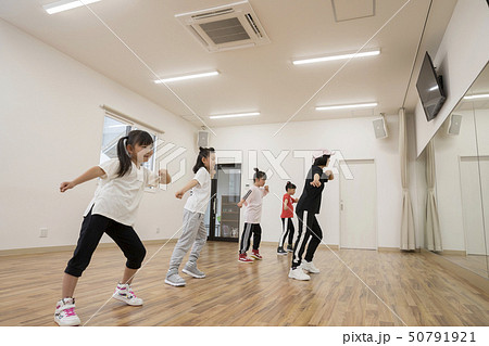 キッズダンス教室　ダンスレッスンシーン 50791921