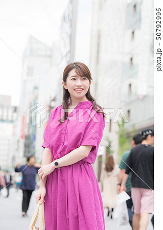 銀座で買い物する若い日本人女性　街　都会　ショッピング 50792996
