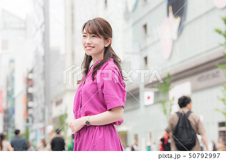 銀座で買い物する若い日本人女性 街 都会 ショッピング 銀座で買い物する若い日本人女性 街 都会 ショッピング 50792997