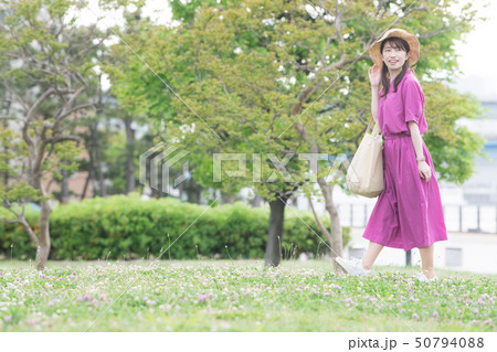 麦わら帽子をかぶった若い女性 新緑 夏 公園 麦わら帽子をかぶった若い女性 新緑 夏 公園 50794088