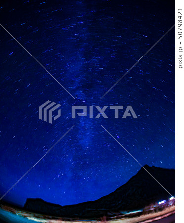 アイスランドの雪山と星空 50798421
