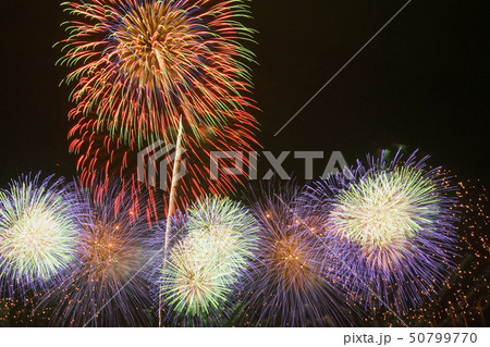 打ち上げ花火　花火大会　複数　スターマイン 50799770