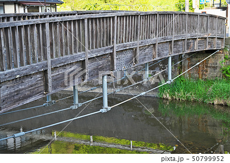 母畑温泉　木製の古い橋 50799952