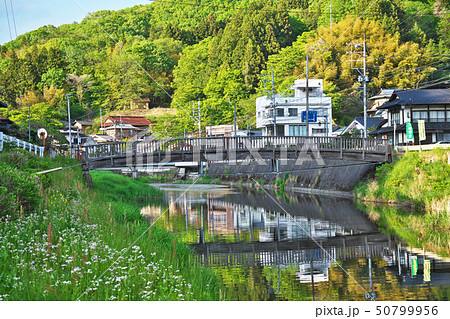 母畑温泉　木製の古い橋（春、五月） 50799956