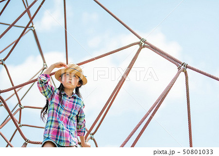 公園で遊ぶ女の子 公園で遊ぶ女の子 50801033
