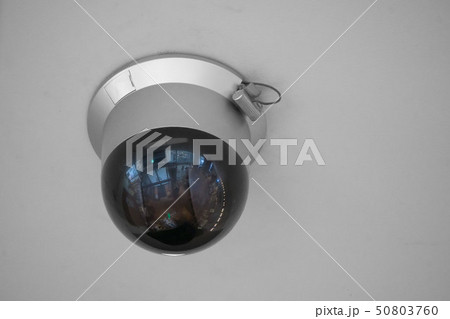 天井に取り付けられたドーム型防犯用ダミーカメラ 50803760