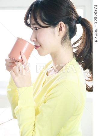 仕事の休憩中にコーヒーを飲む女性イメージ 仕事の休憩中にコーヒーを飲む女性イメージ 50803873