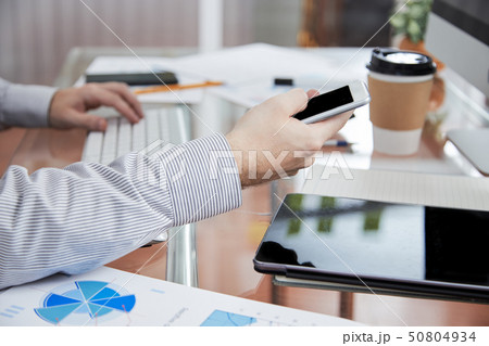 Online communication on the phone 50804934