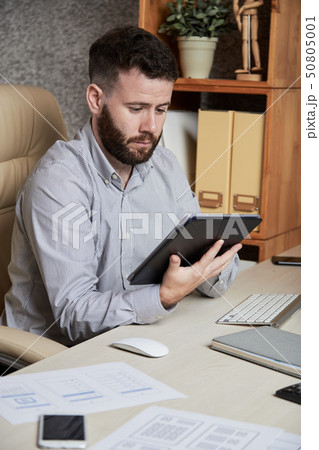 Businessman working on digital tablet 50805001