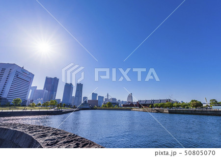 横浜 象の鼻パークとみなとみらいの風景 50805070