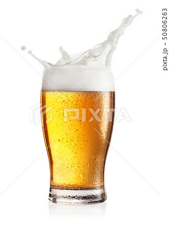 Steamed glass of light beer with splash 50806263