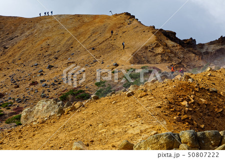 安達太良山・沼ノ平の火口壁稜線を行く登山者 50807222