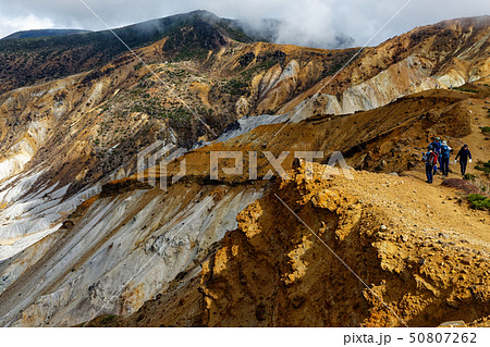 安達太良山・沼ノ平火口壁稜線の登山者 50807262