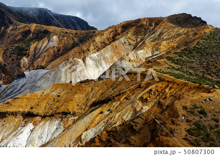 安達太良山・沼ノ平火口壁稜線の登山者 50807300