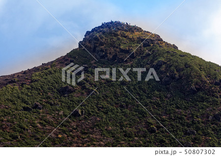 船明神山方面から見る安達太良山山頂 50807302