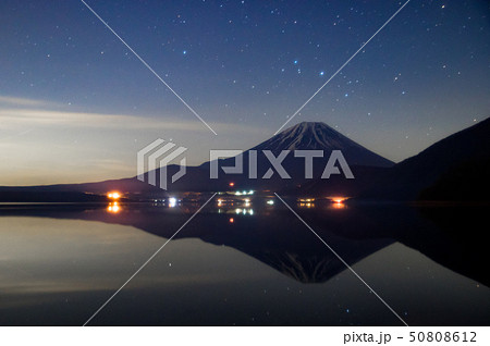 本栖湖の富士山_夜 50808612