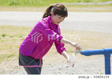 水道で水を汲む女性ランナー 50809159