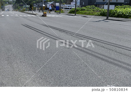 交通事故イメージ（ブレーキ痕） 50810834