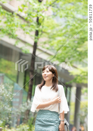 買い物する若い日本人女性 街路樹 都会 買い物する若い日本人女性 街路樹 都会 50811739