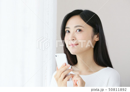 若い女性（スマホ） 50811892