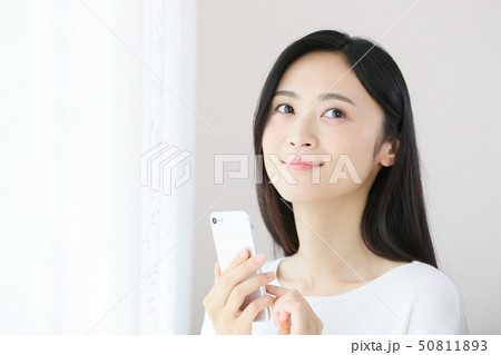 若い女性（スマホ） 50811893