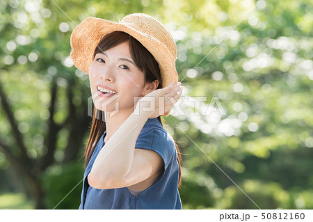 麦わら帽子をかぶった若い女性 新緑 夏 リゾート 麦わら帽子をかぶった若い女性 新緑 夏 リゾート 50812160