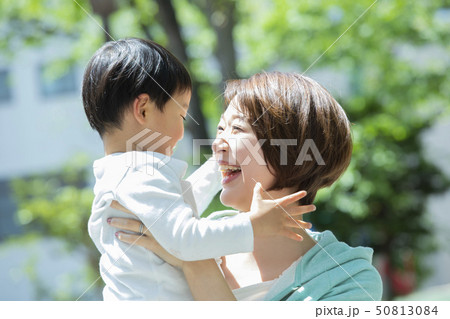 公園で遊ぶ親子 公園で遊ぶ親子 50813084