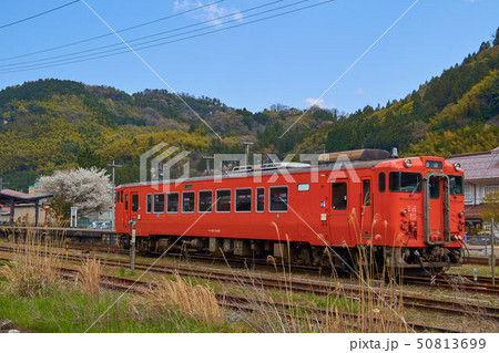 島根(山陰の小京都)津和野町の山口線久保踏切付近から津和野駅方面を見る 島根(山陰の小京都)津和野町の山口線久保踏切付近から津和野駅方面を見る 50813699