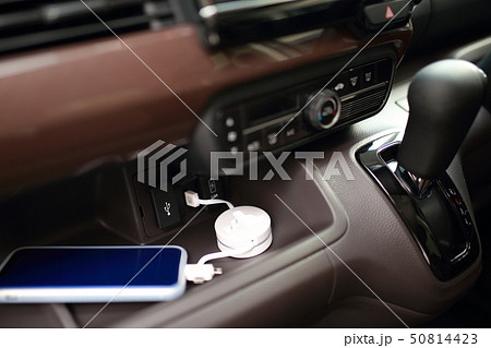 運転席 (充電 電源 USB 自動 おでかけ 外出 乗用車 発車 停車 レンタカー 新車 2.5A) 50814423