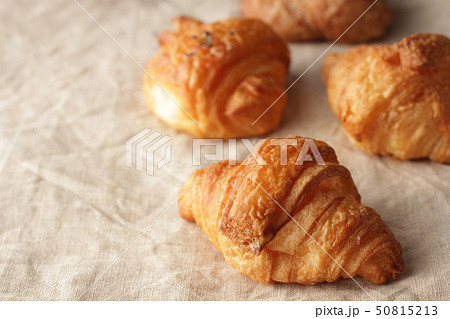 小さなたくさんのクロワッサンの集合	 50815213