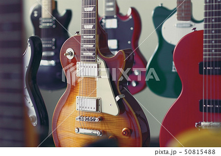 たくさん並んだエレキギター 50815488