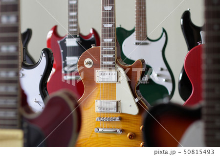 たくさん並んだエレキギター 50815493