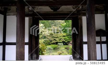 奈良・円成寺（えんじょうじ）の楼門から名勝庭園 50815495