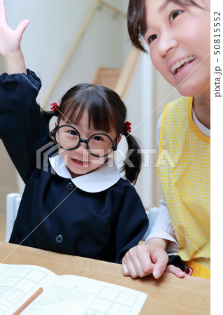 幼稚園 保育園 育児 子育て 3才 3歳 園児 乳幼児 保育士 保母 学習塾 受験勉強 英才教育 の写真素材 幼稚園 保育園 育児 子育て 3才 3歳 園児 乳幼児 保育士 保母 学習塾 受験勉強 英才教育 の写真素材