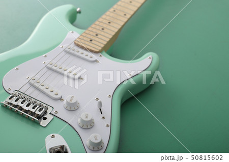 パステル緑のエレキギター の写真素材