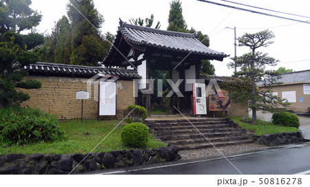 奈良・海龍王寺の山門 50816278