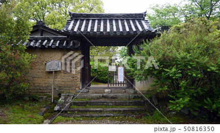 奈良・海龍王寺の山門からの参道 奈良・海龍王寺の山門からの参道 50816350