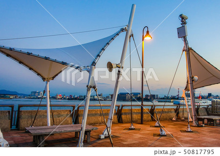 高松港の玉藻防波堤先端で光るガラスの赤灯台「せとしるべ」への道 50817795