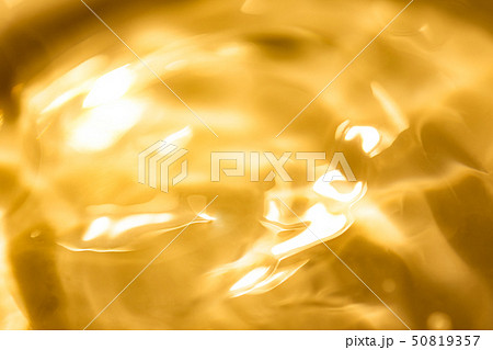 水のテクスチャ。金色・ゴールド。美容・化粧品・ビューティー・スキンケアなどのイメージ。 50819357